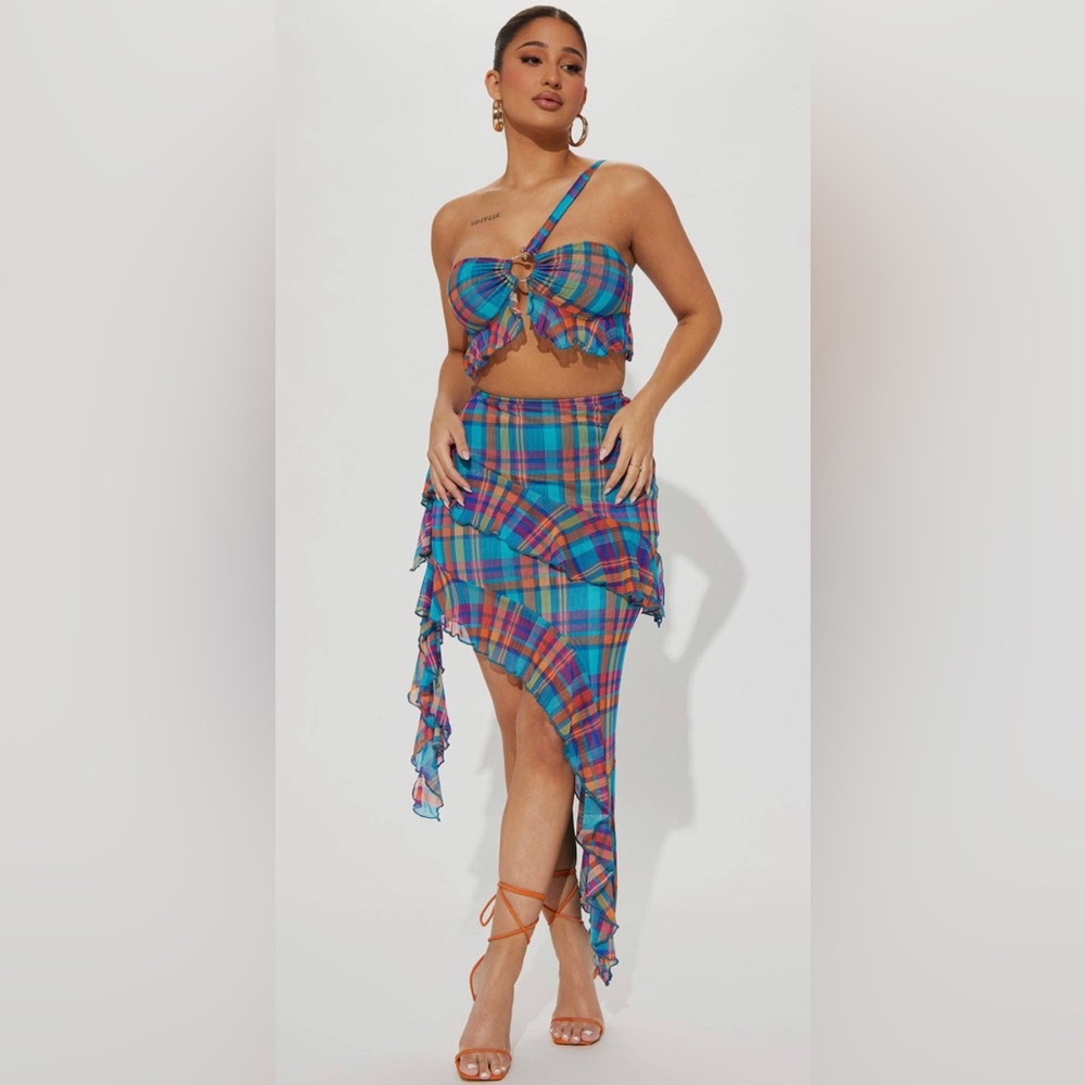 Fashion nova Plaid set, only worn for promo. - Picture 2 of 2